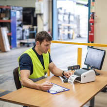 Imprimante étiquettes Brother TD-4410D imprime des étiquettes de haute qualité. Résolution d'impression de haute qualité jusqu'à 203 dpi. Vitesse d'impression jusqu'à 8 images par seconde. Impression d'étiquettes jusqu'à 4,09 pouces / 104 mm de largeur. Simplicité d'utilisation avec calibration, détection et sélection automatique des supports