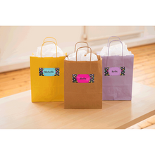 Imprimante étiquette couleur Brother -  VC-500W garantit une finition professionnelle de haute qualité. Simple d'utilisation, création de cartes d'invitation, des emballages cadeaux ou des décorations pour la maison. 5 largeurs de rouleaux différentes, de 9 à 50 mm, réalisez vos projets de création en confectionnant des cartes d'invitation, des faire-parts, des emballages cadeaux, des albums photos, des décorations pour votre intérieur et bien plus encore.